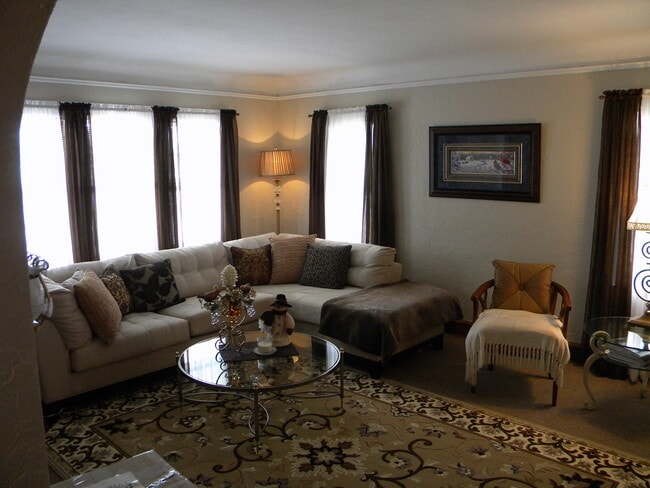 Large living room - 1220 20th St Unit 2