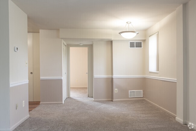 2BR, 1BA - 950 SF