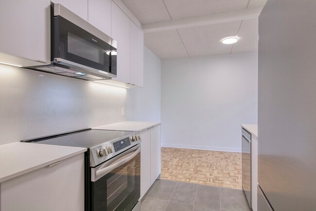 Building Photo - 1565 Avenue Victoria Unit 304