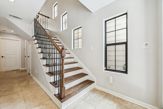 Photo - 5308 Larkin St