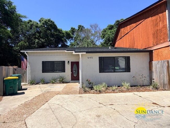 Building Photo - Fully Renovated Cul-de-sac Corner Lot Home in Fort Walton Beach!