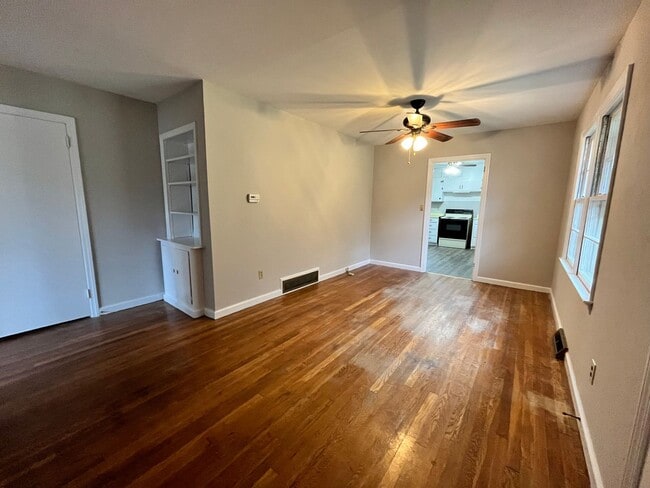 Photo - 3 Bedrooms, 1.5 Bathroom - Home in Sherwood Forest!