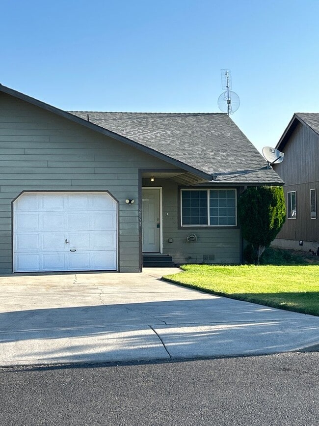 Building Photo - 2855-2855 SW Umatilla Ave
