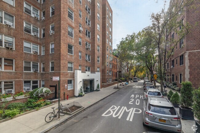 Alternate building view - 135 Willow St