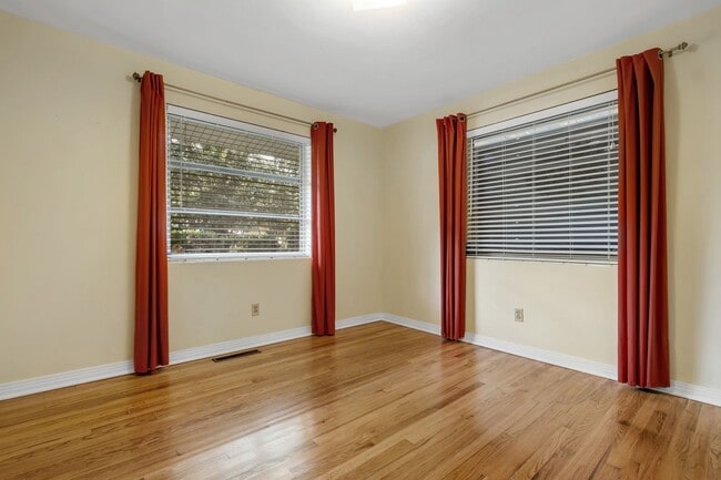 Photo - Stunning 3 Bedroom 2 Bathroom Mid-Century ...