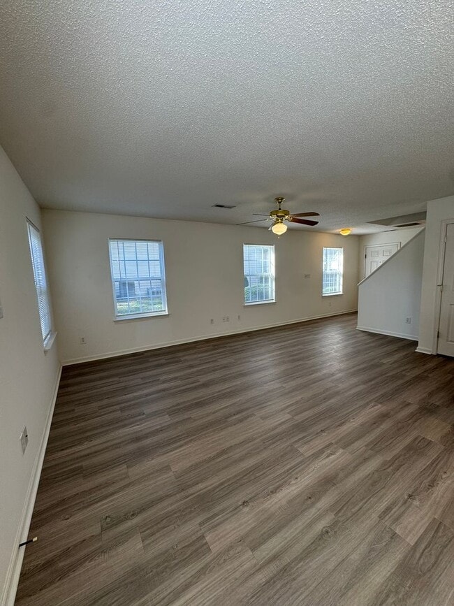 Photo - 147 Springwood Ln