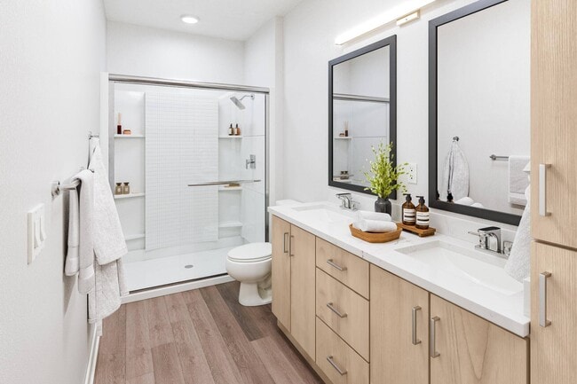 Baño con ducha a ras de suelo y lavabos dobles - Heyday Cottage Grove