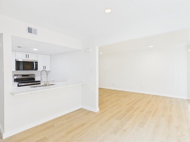 Photo - 2124 Burton Dr Unit 105