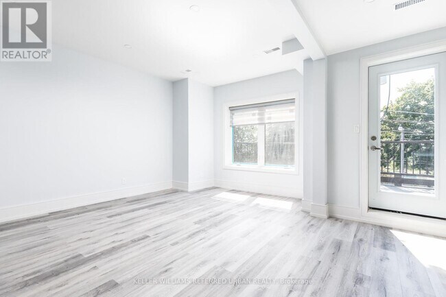 Photo - 1588 King St W