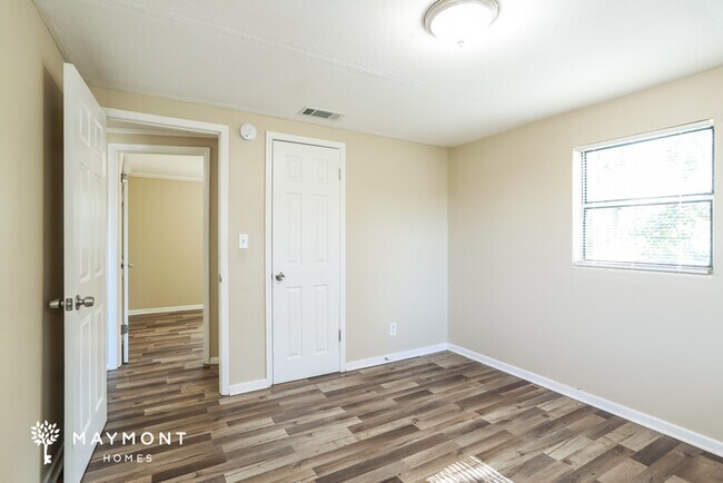 Photo - 9915 Campus Ave