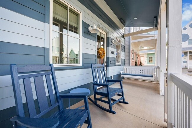 Photo - 966 Hangar Dr