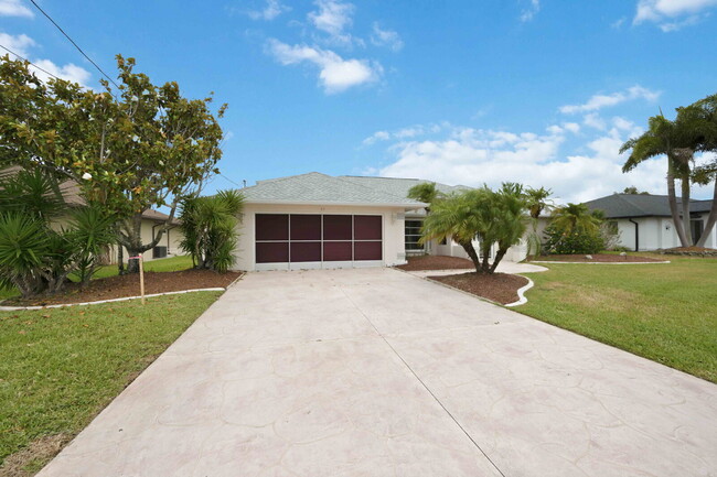 Building Photo - "Spacious 4-Bedroom Retreat with 3 Full Baths in Rotonda West Pinehurst!"