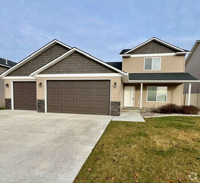 Building Photo - Newer Home in Post Falls!
