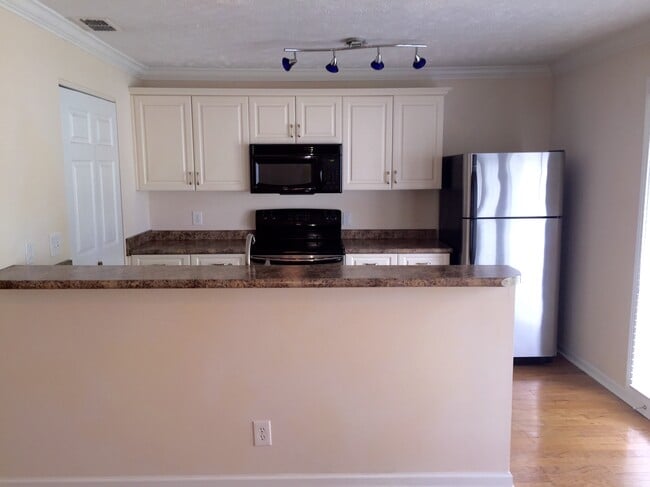 Kitchen - 802 E Main St Unit 10