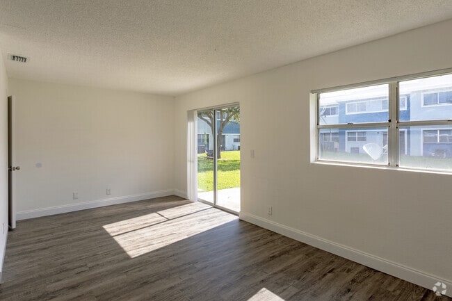3BR, 1.5BA - 1,167SF - Living Room - Spinnaker Landing Apartments