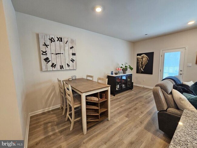 Photo - 33 Alexander Wy