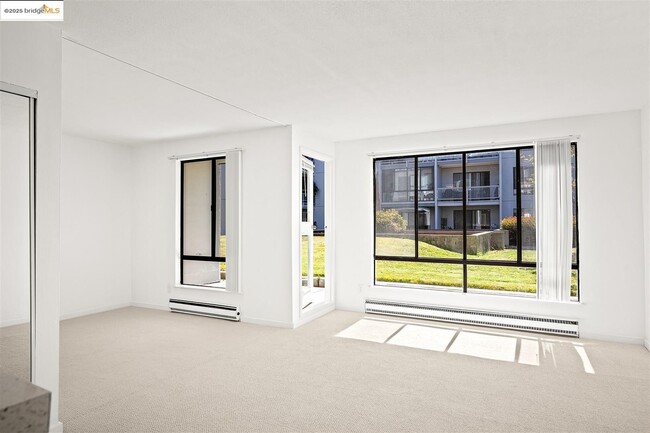 Building Photo - Sunny Studio in Resort Setting centrallly ... Unit 260 Rental