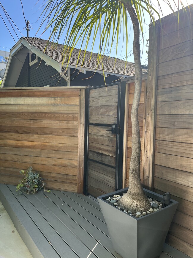 Photo - 7022 De Longpre Ave
