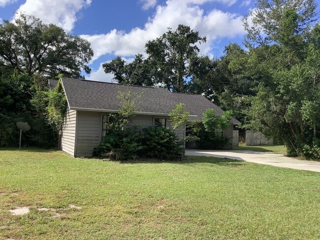 Building Photo - Three Bedroom Two Bath Home in N Lakeland