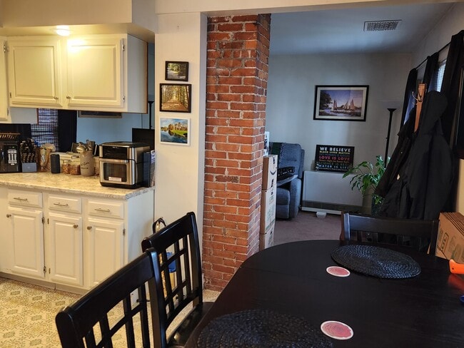 Ventana transparente hacia la sala de estar - 11 McKinley St Unidad Apt.#1