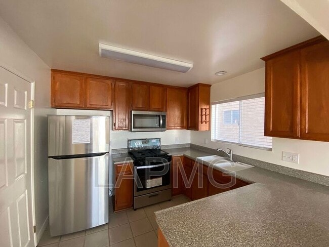 Photo - 762 W 21st St