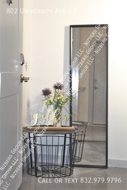 Building Photo - 802 University Ave Unit 9