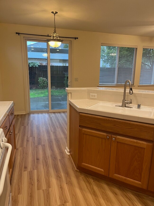 kitchen/ family dining - 2954 Cardinal Dr