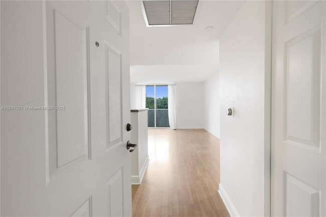 Photo - 3000 Coral Wy Unidad 513