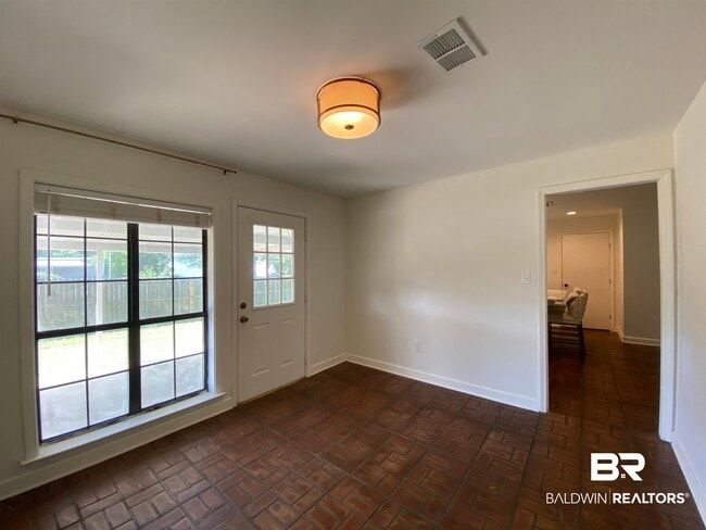 Photo - 105 Sara Ave N