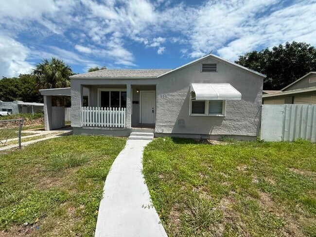 Building Photo - 933 30th Ct