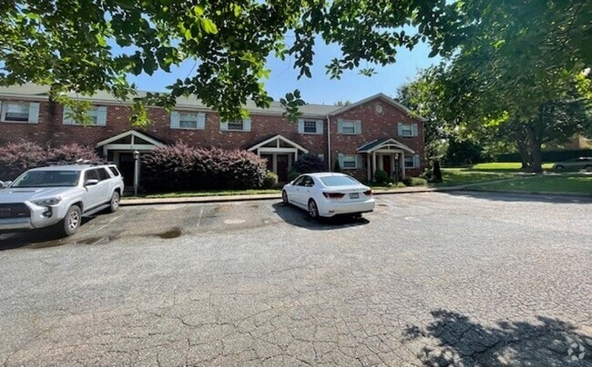 Building Photo - Must see this adorable 2 bedroom 1.5 bath ... Rental