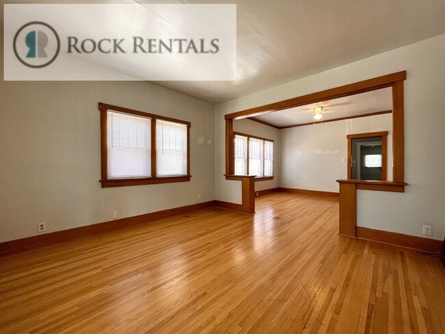 Building Photo - 2 Bed 1 Bath with Hardwood floors Rental
