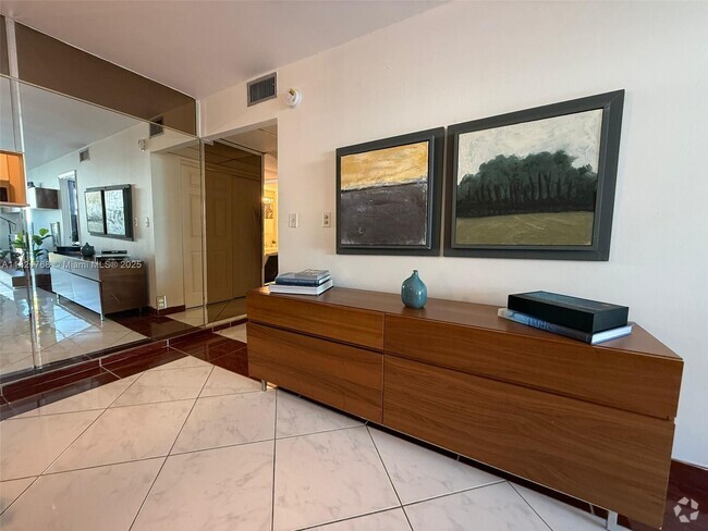 Building Photo - 6801 Indian Creek Dr Unit 302 Rental
