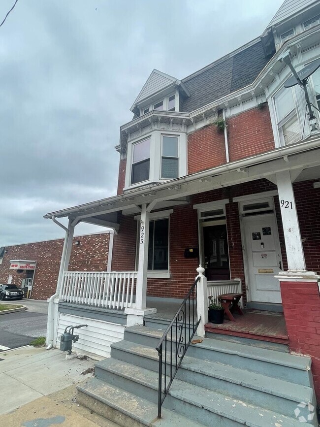 Building Photo - Large Five Bedroom 1.5 Bathroom In York! Rental