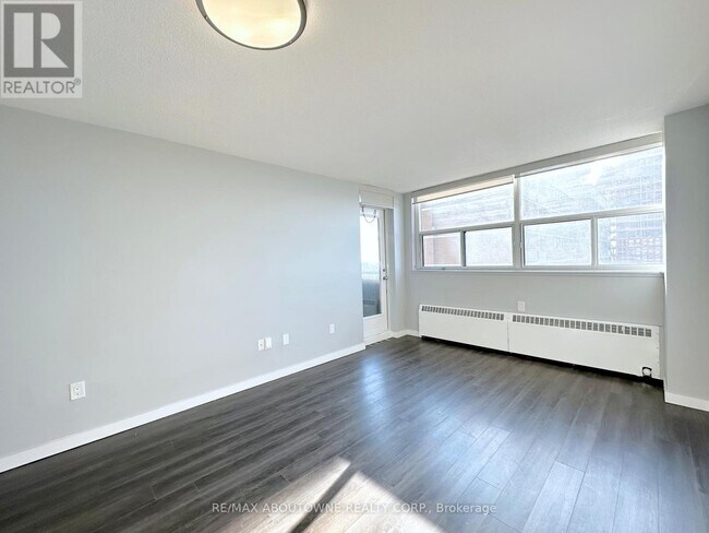 Photo - 2575 Danforth Ave