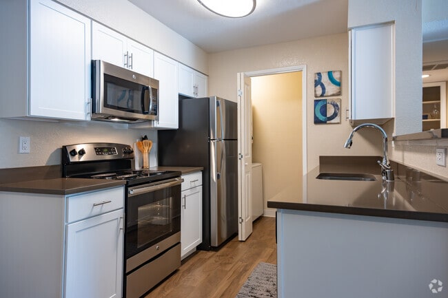 1BR, 1BA - 692SF