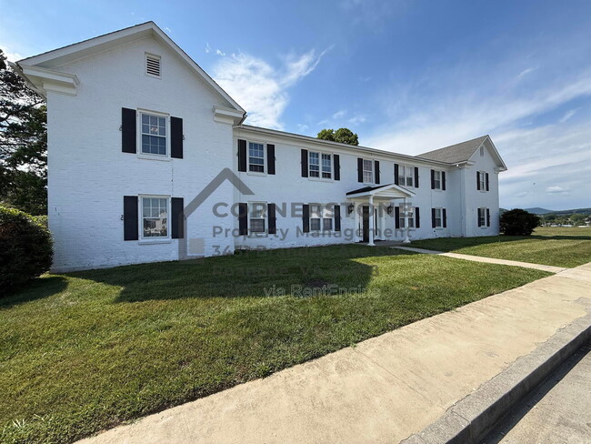 Building Photo - 6502 Carefree Ln Unit Apt 1