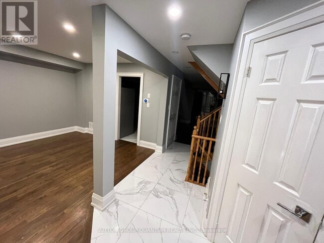 Photo - 135 Mowat Crescent