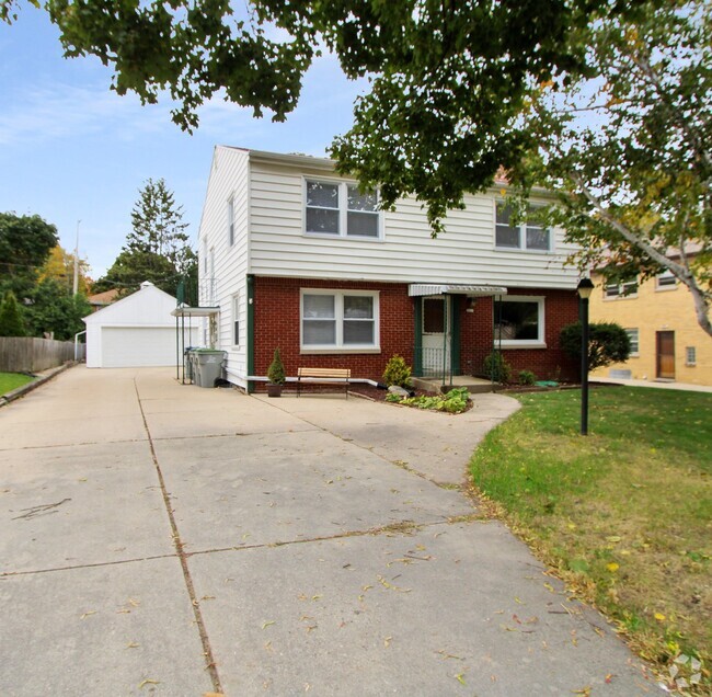 Building Photo - 2637 S 51st St Unit 2637 S 51st St Upper Rental