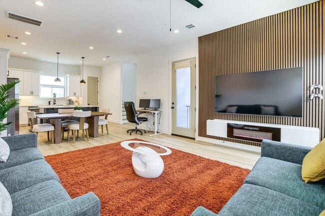 Photo - 2339 Eagle St