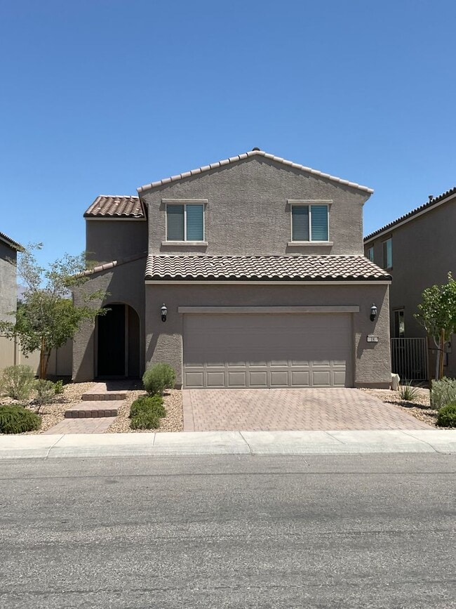 Building Photo - Home 3brs, 3bth, den, 2cg, private back yard.
