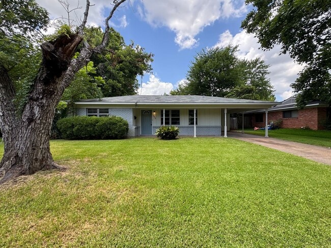 Building Photo - Charming 3-Bedroom Home with Spacious Backyard!