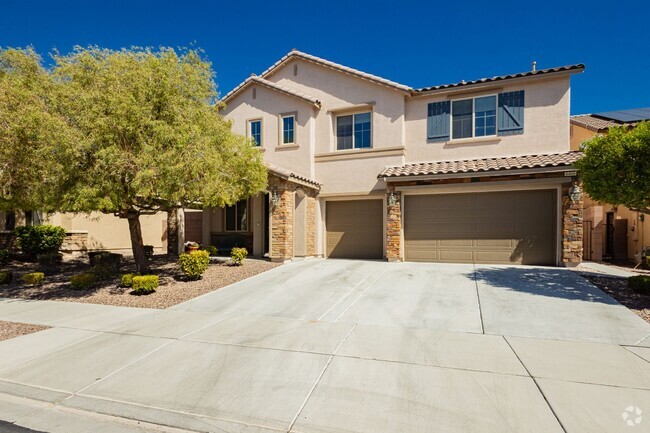 Building Photo - Stunning 4 bedroom 3.5 bath home with 3 ca...