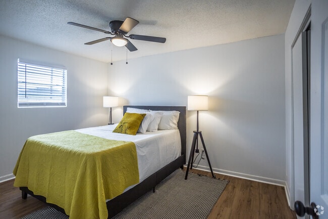 2 BR, 1 BA - 1023SF - Courtyard @ Ironworks