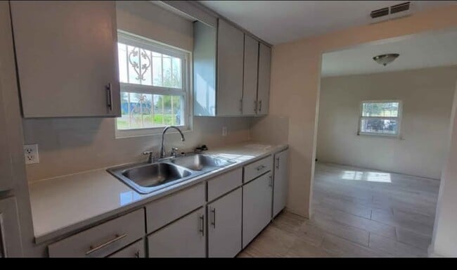 Photo - 41786 W Expressway 83