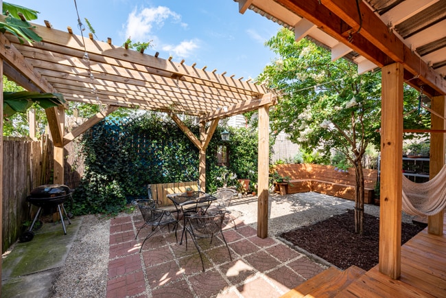 Photo - 2824 Banks St