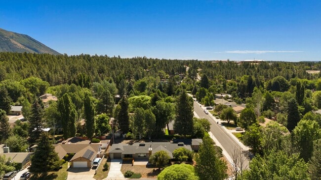 Photo - Reburbished 3bd/2ba, 2,275 sq ft home in Coconino Estates close to Hospital, park, downtown Flags...