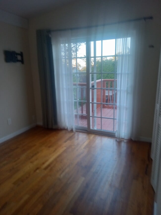 Photo - 682 Taylor St