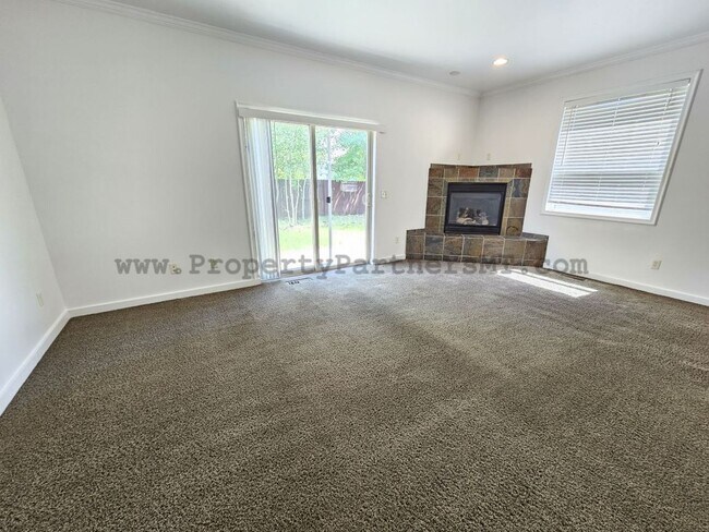 Photo - Stunning 4 Bed 2.5 Bath Upgraded Townhome ...