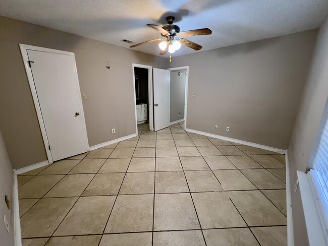 Photo - 218 Woodland Park Cir